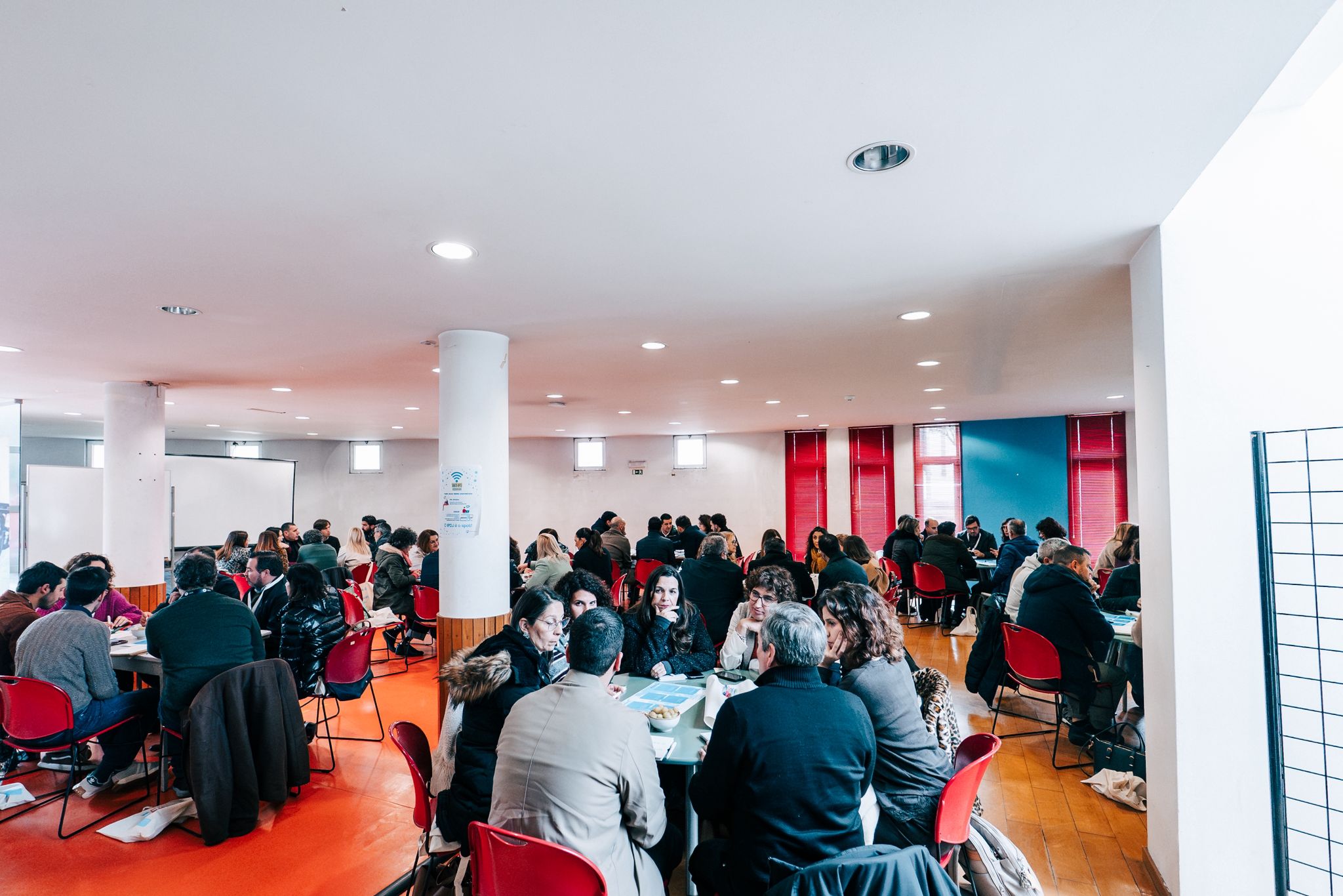Profissionais a trabalhar em grupos no Workshop Nacional sobre Conselhos Municipais de Juventude.